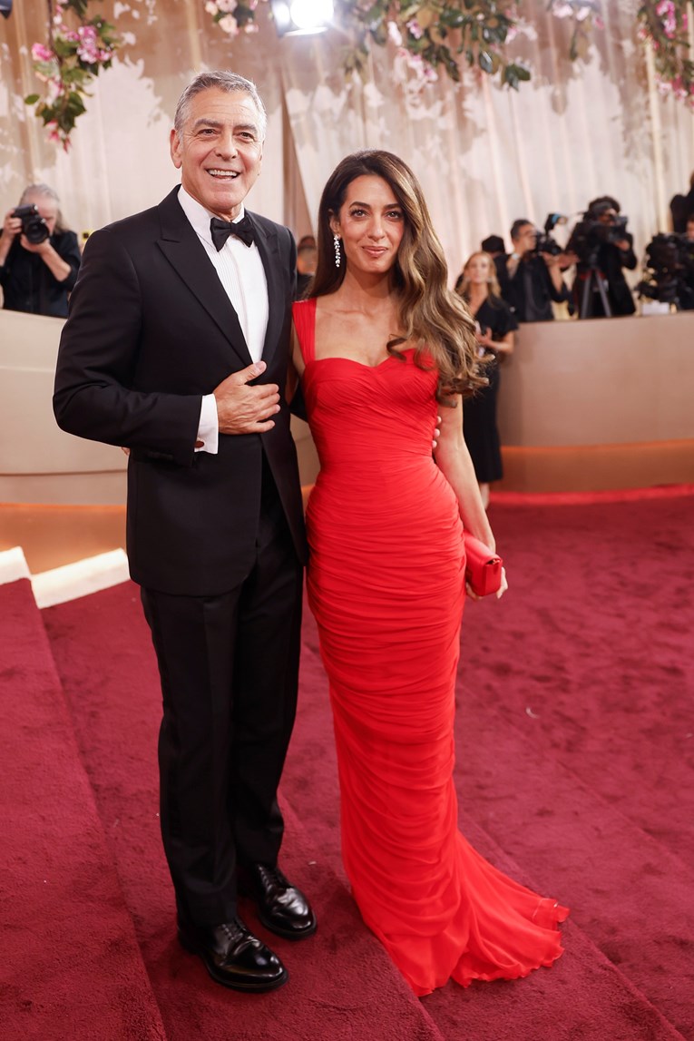 Crveni tepih, crvena haljina i svi pogledi na Amal Clooney