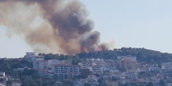 Gorjelo na Čiovu. Kuće su spašene u zadnji tren. Policija privela jednu osobu