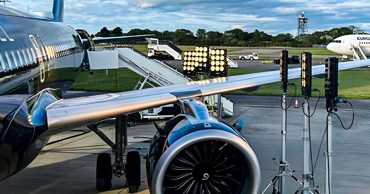 FOTO Avion u Londonu poletio s četiri razbijena prozora, dva nisu imala staklo