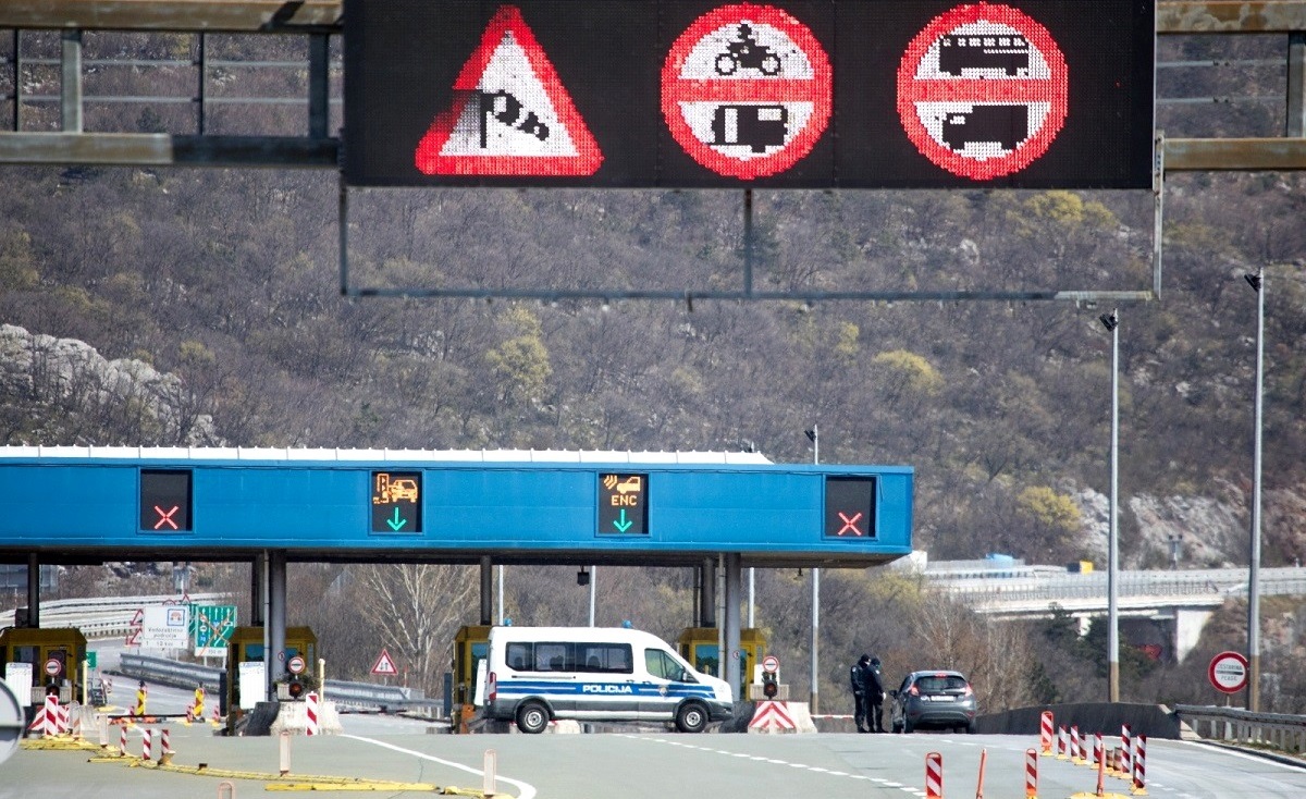 Puše jak vjetar, dijelovi A1, A6 i Jadranske magistrale otvoreni samo za aute