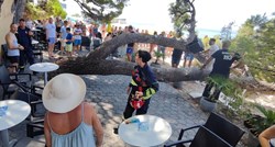 Srušilo se stablo na plaži u Baškoj Vodi, četvero lakše ozlijeđenih