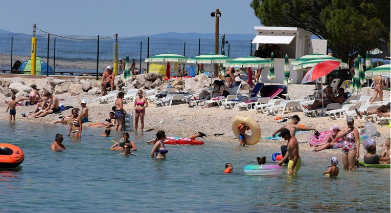 Čeh (82) u Istri fotoaparatom snimao djecu bez odjeće. Uočio ga zaštitar, uhićen je