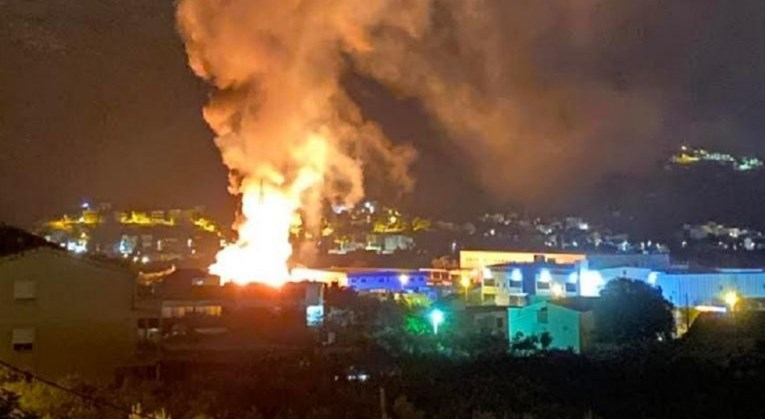 VIDEO Ogroman požar u reciklažnom dvorištu u Splitu, dim se širi sve do mora