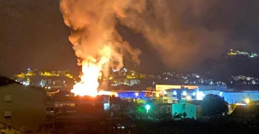 VIDEO Ogroman požar u reciklažnom dvorištu u Splitu, gašenje još traje