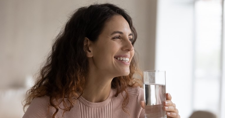 Može li ispijanje tople vode pomoći da smršavite?