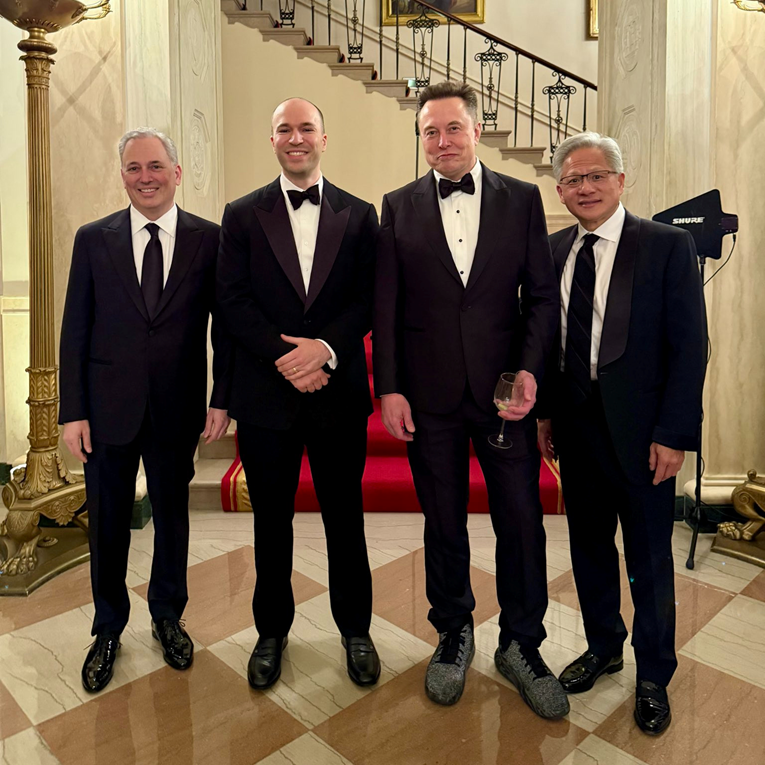 Elon Musk u gigantskim cipelama došao u Bijelu kuću. Fotka je viralna