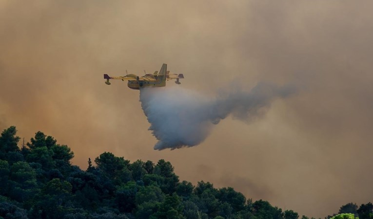 Dronom snimao požar na Murteru, kanaderi se morali povući