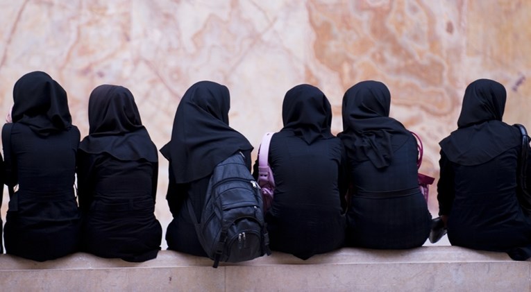 Moralna policija više neće loviti Iranke bez hidžaba. To će činiti nadzorne kamere