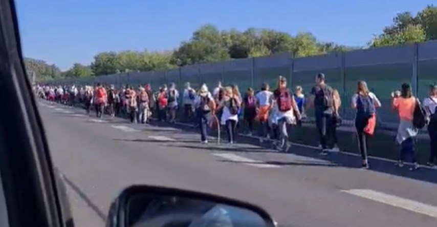 VIDEO Hrpa hodočasnika hodala po autocesti A4, gurali i dječja kolica