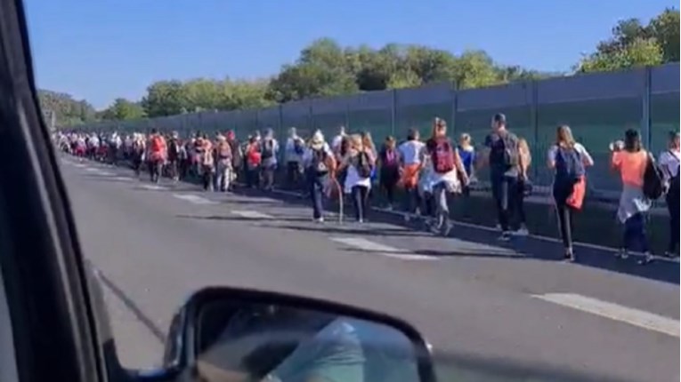 VIDEO Hrpa hodočasnika hodala po autocesti A4, gurali i dječja kolica