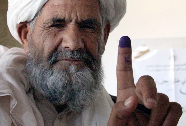 Talibani mu odsjekli prst zbog glasovanja 2014. Opet je izašao na izbore