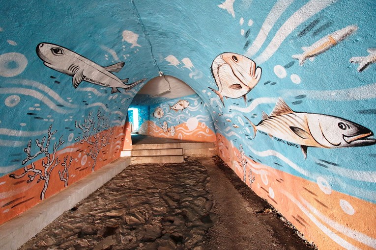 FOTO Pothodnik u Makarskoj oslikan je morskim motivima, pogledajte kako izgleda