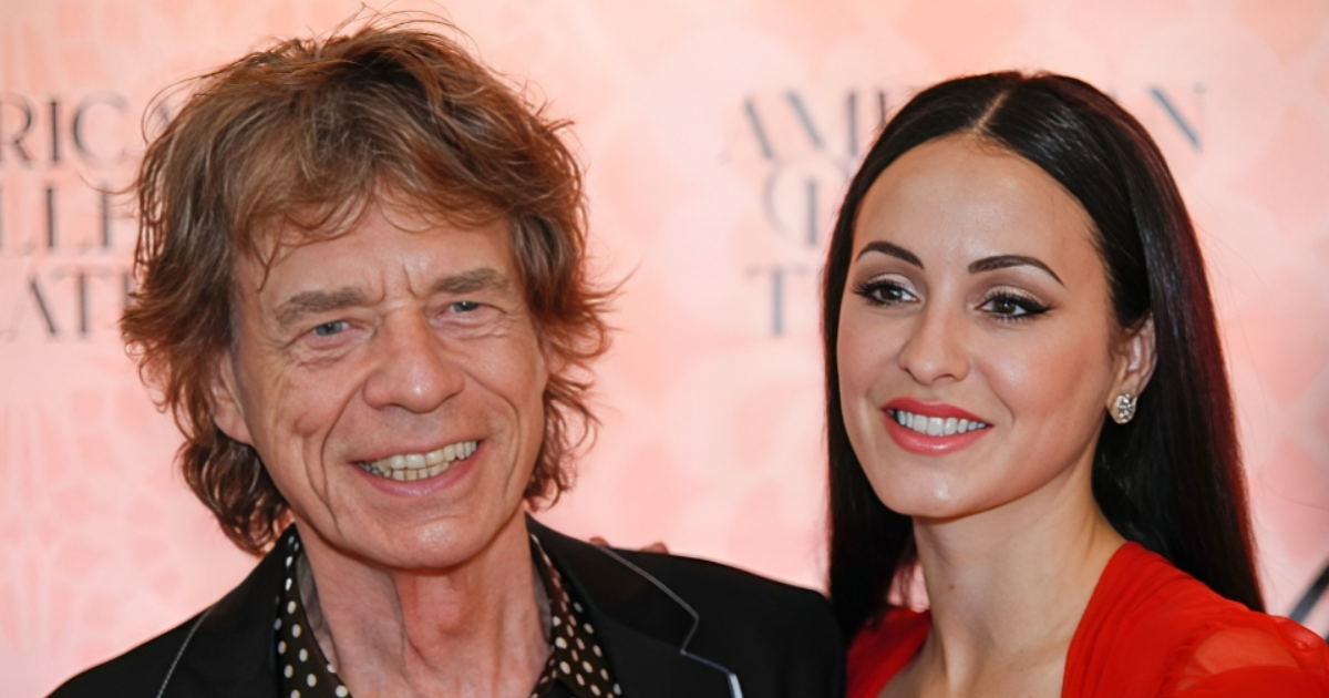 Mick Jagger snimljen u kazalištu sa svojom 43 godine mlađom curom