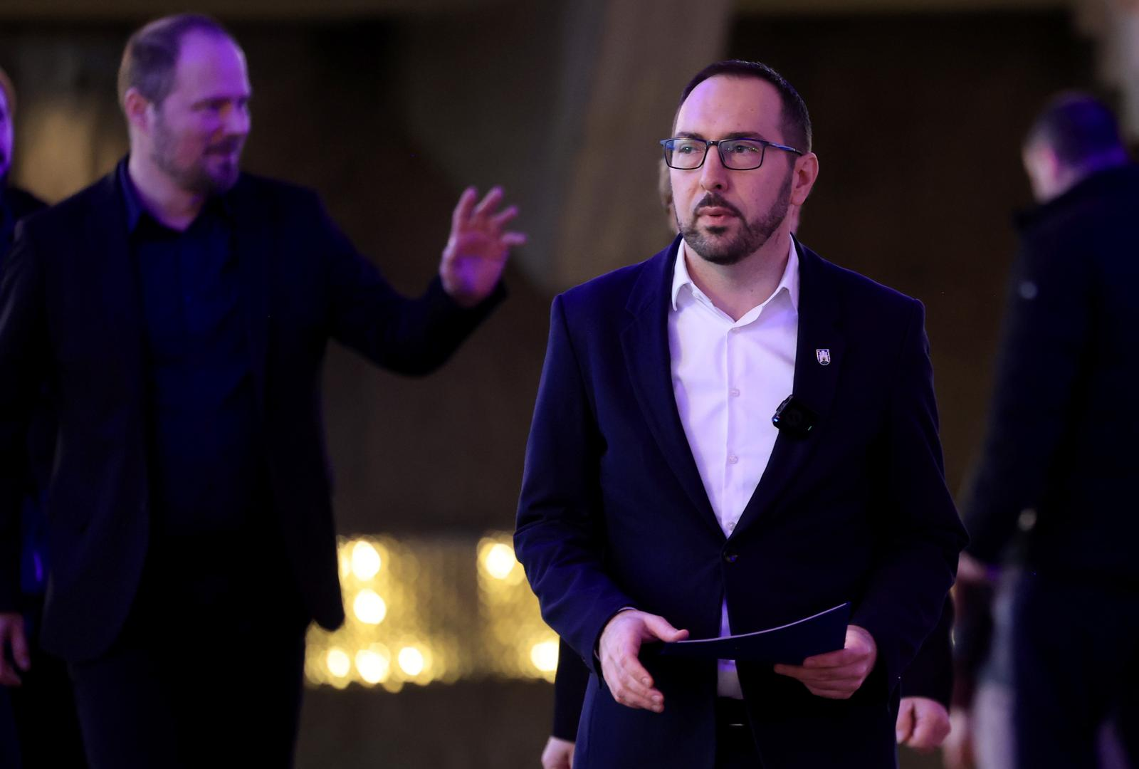 USKORO UŽIVO Tomašević drži presicu