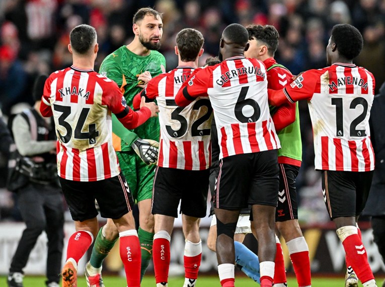 Pogledajte kako je Donnarumma poludio nakon kiksa Cityja. Guardiola ga smirivao