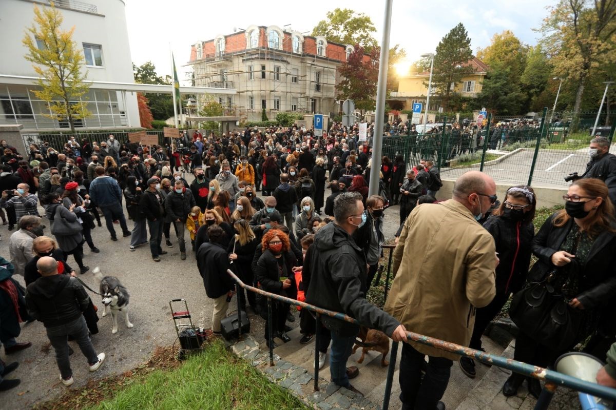 Zagrepčani se okupili na prosvjedu za očuvanje kultnog kluba Jabuka