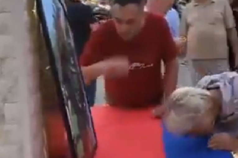 Tisuće slavile Mladića u BiH, ljubili zastavu Srbije i dirali sliku s njegovim likom