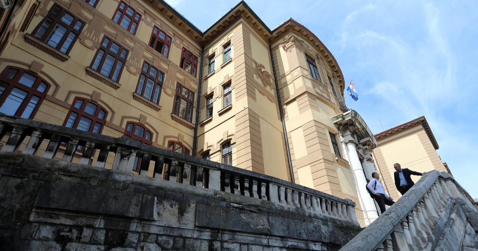Kozmetičarka iz Rijeke optužena da je prevarila devet ljudi za 27.400 eura