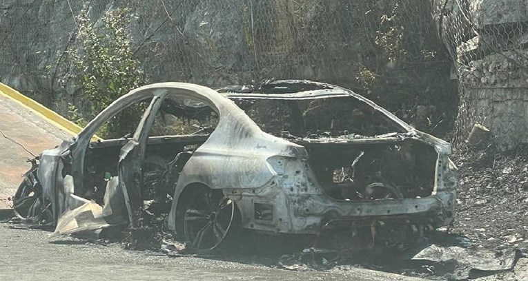 Na autocesti kod Ogulina zapalio se auto stranih tablica