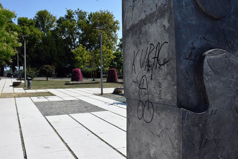 FOTO Išaran spomenik djeci poginuloj u granatiranju Slavonskog Broda