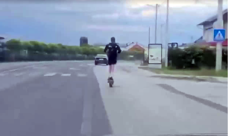 Čitatelj snimio dječaka na cesti u Vrbovcu: "Ima 30 kila s romobilom, a vozi 70 km/h"