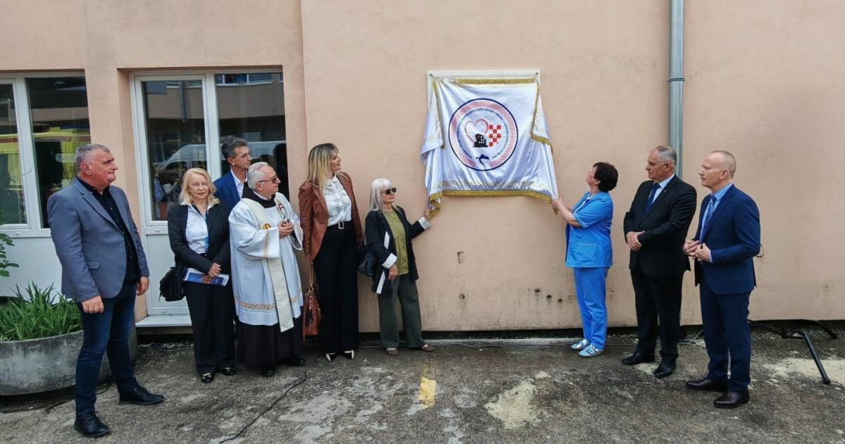 U Sinju otkrivena spomen-ploča zdravstvenim djelatnicima iz Domovinskog rata