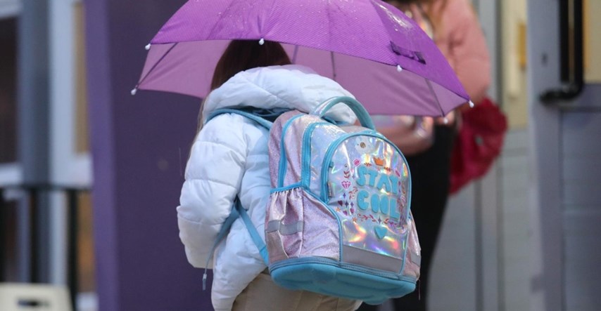 Školarci nose ruksake teške i do 10 kilograma: Obratite pažnju na pravilo 10 posto