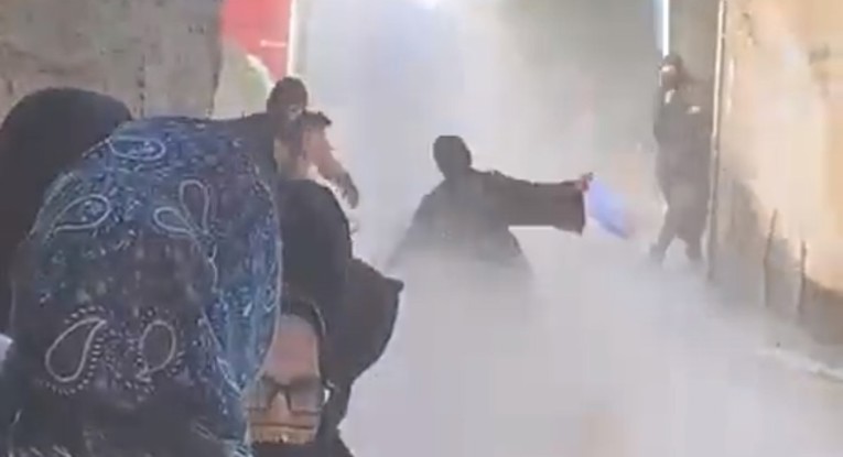 VIDEO Prosvjedovale žene u Afganistanu, talibani ih rastjerivali vodenim topovima