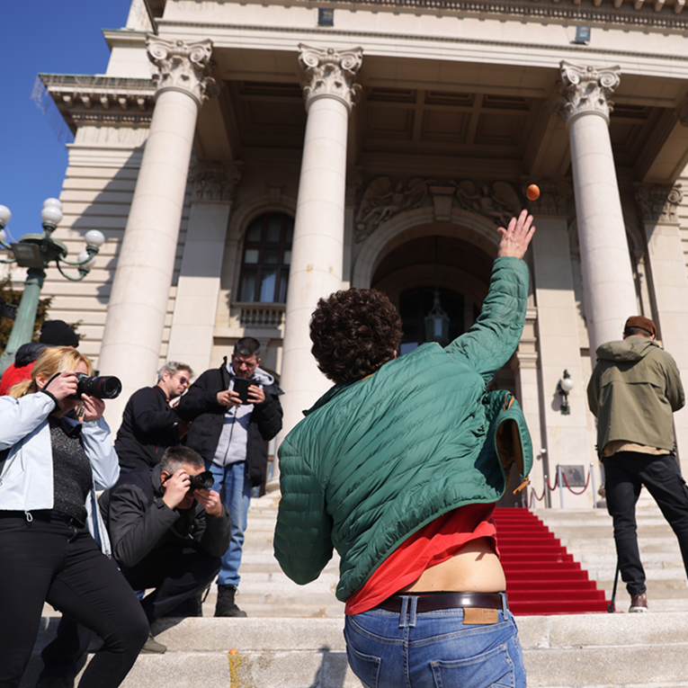 VIDEO Prosvjednici jajima gađali srpski parlament. Ostavili poruku na stepenicama