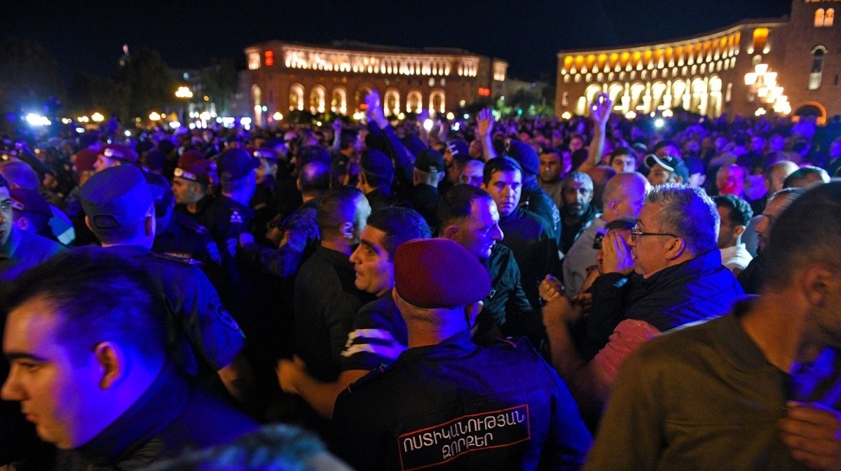 Armenci traže ostavku premijera nakon predaje Nagorno-Karabaha. Gađali mu ured bocama