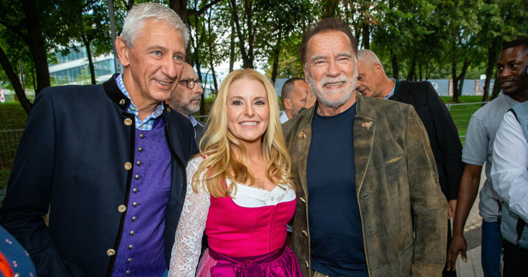 Schwarzenegger i 28 godina mlađa partnerica outfitima privukli pažnju na Oktoberfestu