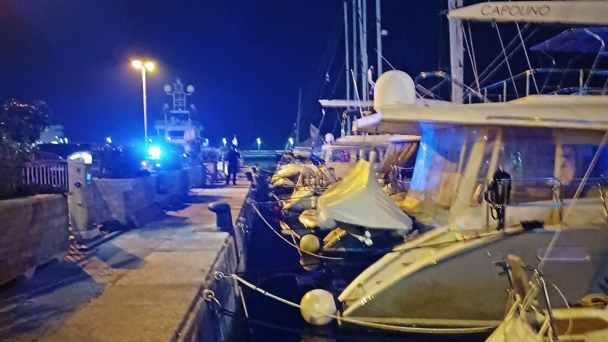 Muškarac bez svijesti plutao u riječkoj luci, spasili ga prolaznici
