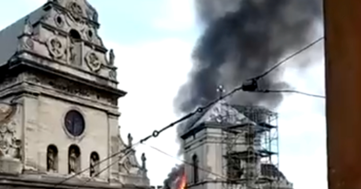 Rusi usred dana zabili dron u crkvu iz 17. stoljeća u centru Lavova, šire se snimke