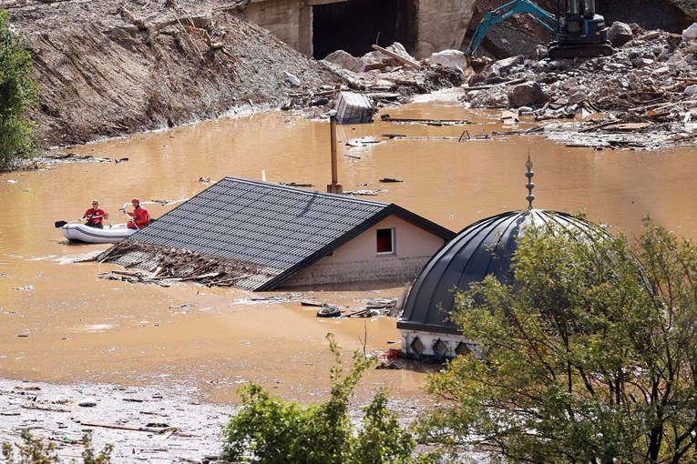 Muž i žena spasili sedmero ljudi od poplave, na leđima nosili dijete do obale