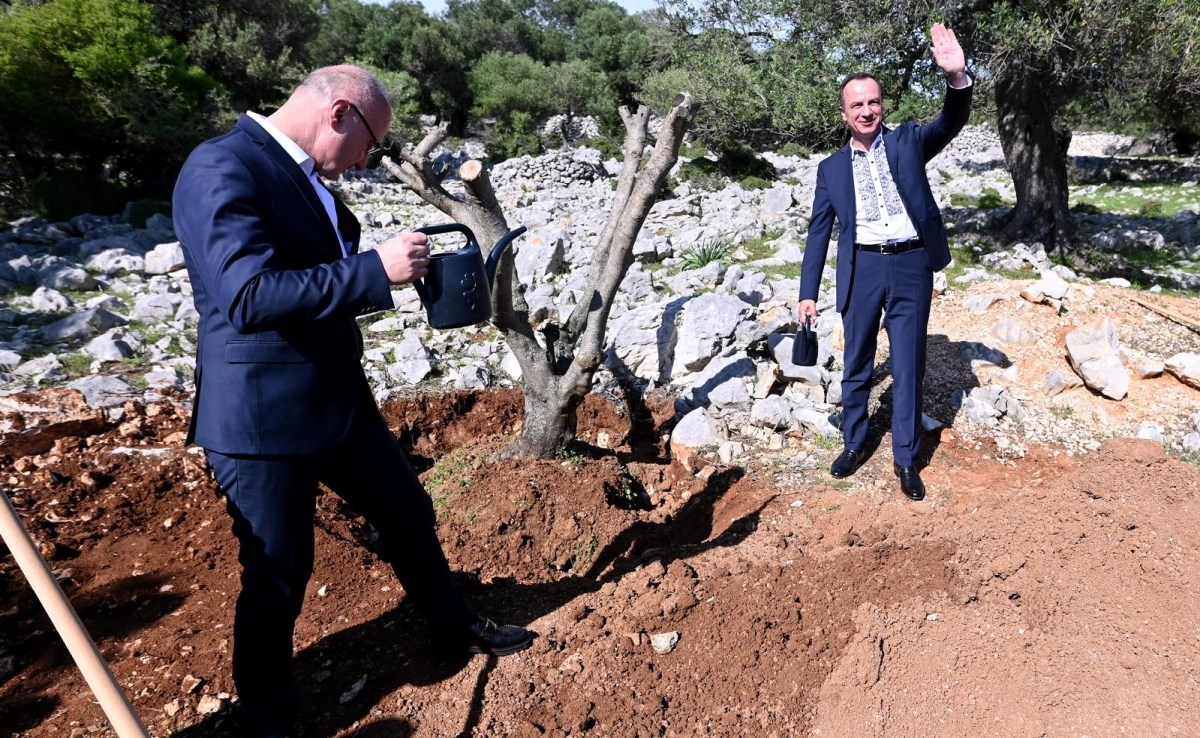 FOTO Grlić Radman posadio maslinu