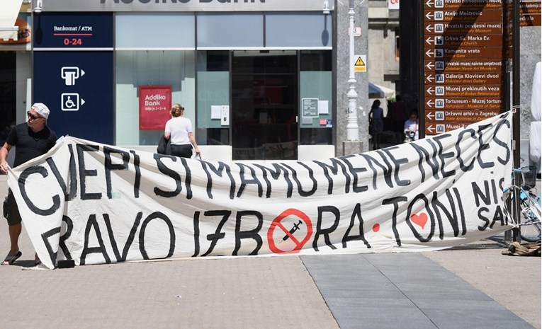 U centru Zagreba nosio veliki transparent: "Cijepi si mamu, mene nećeš"