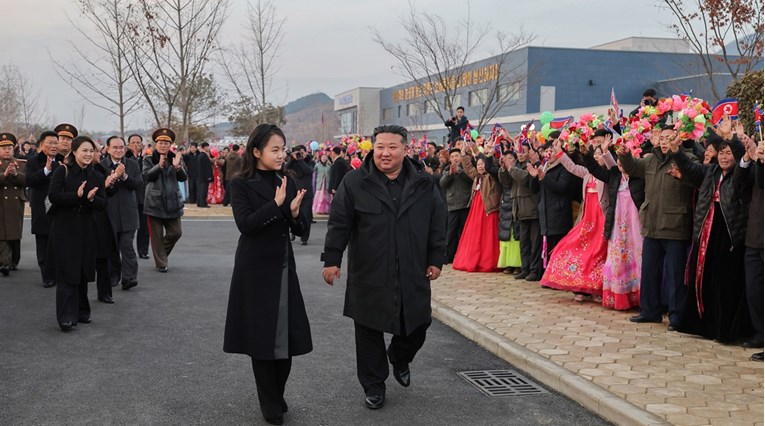 Kim Jong Un se pojavio u javnosti s favoritkinjom za nasljednicu