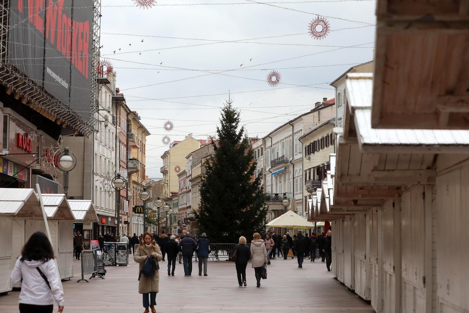 I Riječani se pripremaju za Advent, na Korzu su postavljene adventske kućice i drvce