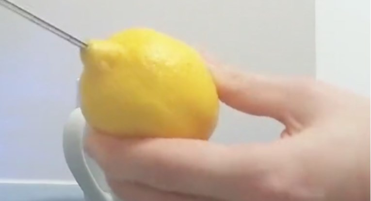 Žena otkrila genijalan trik koji će zauvijek promijeniti način na koji cijedite limun