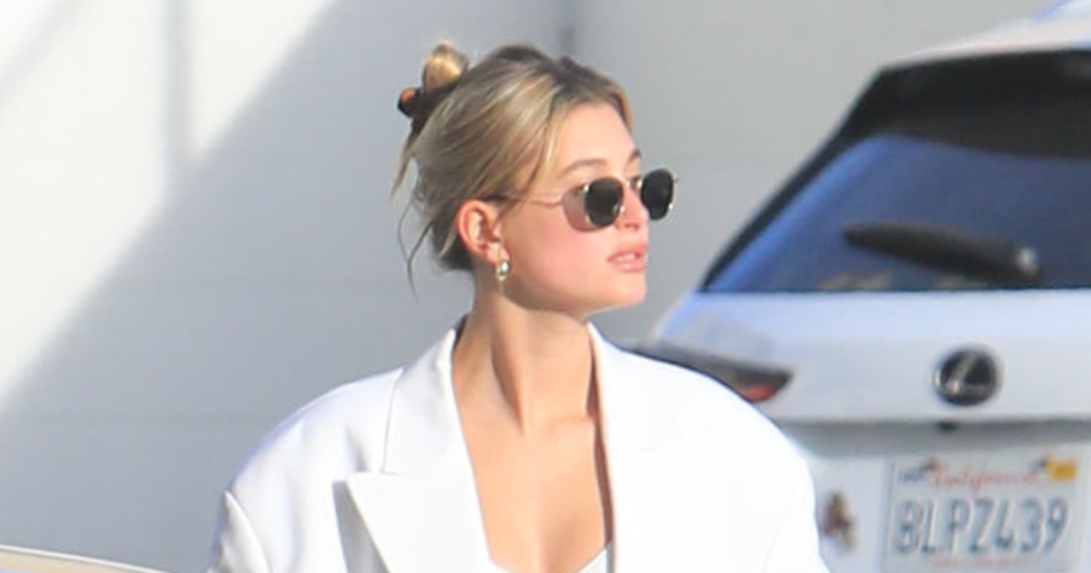 Iskopirajte njezin look: Hailey Bieber nosi odijelo koje laska baš svakoj ženi