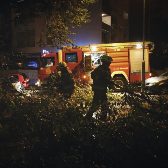 U Splitu zapalio sto kontejnera za smeće, oštetio 17 vozila i motocikl
