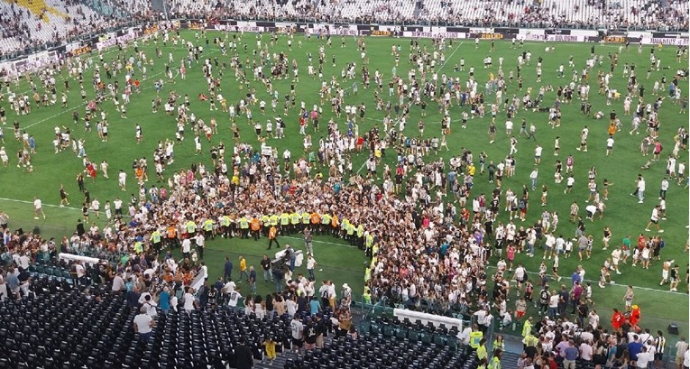 Navijači Juventusa uletjeli na teren i skandirali "ne želimo Lukakua!"