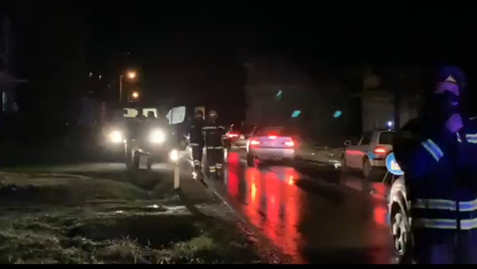VIDEO Kod Gline prijetilo urušavanje kuće na cestu, vatrogasci srušili gornji kat