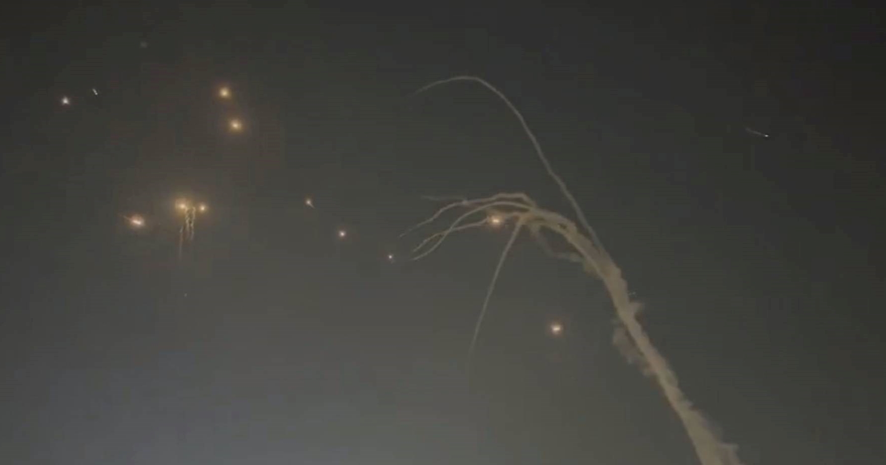 Pogledajte kako Izraelci ruše iranske rakete nad Tel Avivom. Jedna je ipak prošla