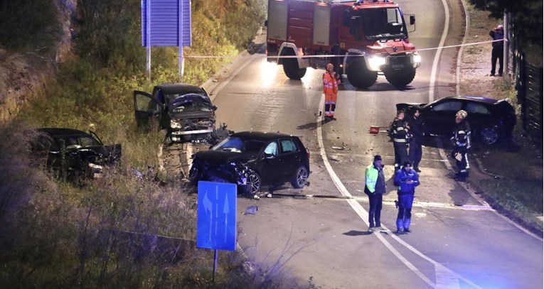 VIDEO Četvero ozlijeđenih u nesreći u Podstrani. Auti nakon sudara razbacani po cesti