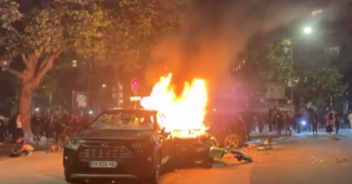 VIDEO Navijači PSG-a pale automobile i tuku se s policijom