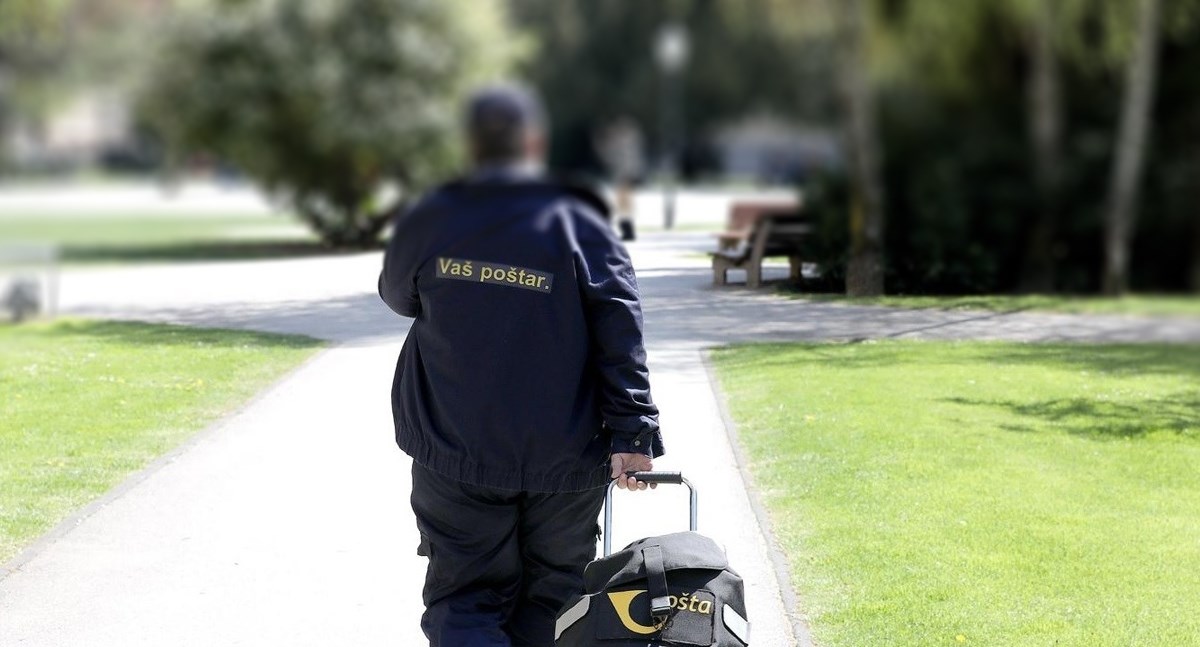 Pas napao poštara