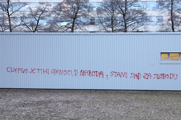 Pred zagrebačkim poglavarstvom osvanuo antivakserski grafit
