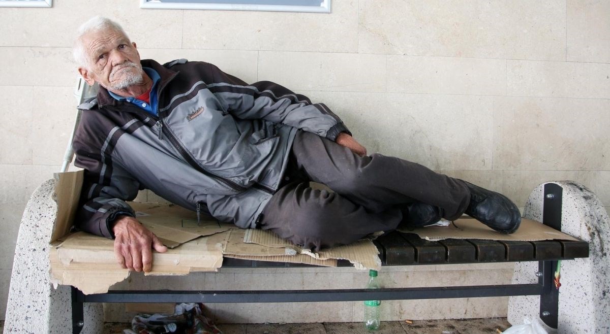 Preminuo beskućnik Dušan koji je spavao na hladnoj klupi na kolodvoru