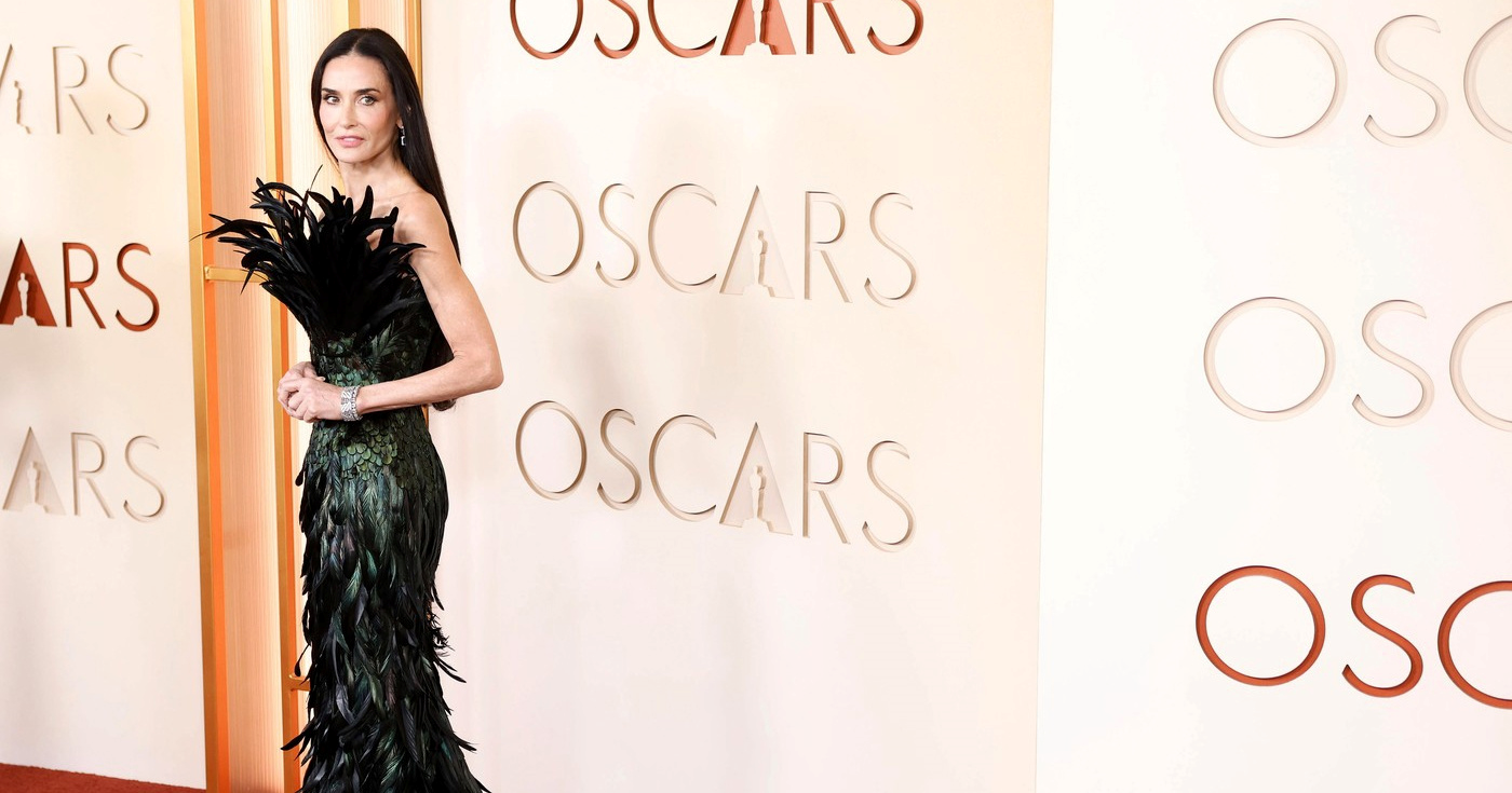 Spektakularno izdanje Demi Moore na Oscarima. Pojavila se u Gucci haljini s perjem
